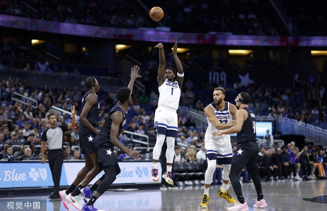  爱德华兹隔扣震撼全场，森林狼击败掘金上演青春风暴