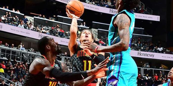  特雷杨超远三分压哨绝杀老鹰加时险胜黄蜂保住附加赛席位